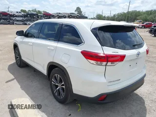 2019 Toyota Highlander LE z VIN 5TDZARFH0KS060236, wystawiony jako IAAI lot #42201282 z przebiegiem 66 647 mil mil oraz . Historia ofert i sprzedaży dostępna na DreamBid. Obrazek 3.