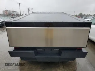 2024 Tesla Cybertruck z VIN 7G2CEHED6RA010128, wystawiony jako Copart lot #45325565 z przebiegiem 8 331 mil mil oraz Szkoda całkowita • Salvage title. Historia ofert i sprzedaży dostępna na DreamBid. Obrazek 6.
