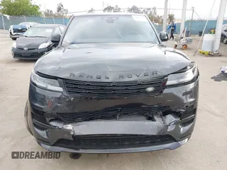 2025 Land Rover Range Rover Sport z VIN SAL1L9E45SA423111, wystawiony jako IAAI lot #42090141 z przebiegiem 4 668 mil mil oraz . Historia ofert i sprzedaży dostępna na DreamBid. Obrazek 11.