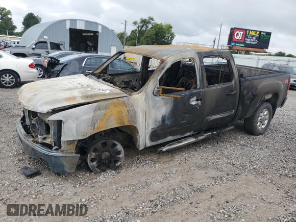 2013 GMC Sierra 2500HD SLT z VIN 1GT121E87DF171088, wystawiony jako Copart lot #69518784 z przebiegiem Nie podano mil oraz Nie do naprawy • Non repairable. Historia ofert i sprzedaży dostępna na DreamBid. Obrazek 1.