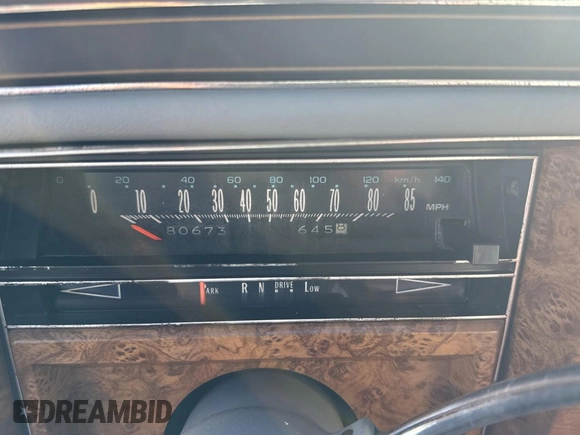 1979 Cadillac Fleetwood z VIN 6B69S99265014, wystawiony jako Copart lot #77011414 z przebiegiem 80 673 mil mil oraz Czysty tytuł • Clean title. Historia ofert i sprzedaży dostępna na DreamBid. Obrazek 8.