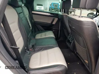 2017 Volkswagen Touareg Wolfsburg Edition z VIN WVGRF7BP2HD006004, wystawiony jako Copart lot #46347485 z przebiegiem 59 345 mil mil oraz Szkoda całkowita • Salvage title. Historia ofert i sprzedaży dostępna na DreamBid. Obrazek 11.