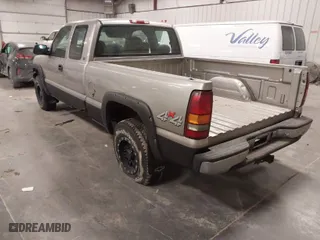 2000 Chevrolet Silverado 1500 LS with VIN 2GCEK19T8Y1172540, listed as a IAAI auction lot 41381527 with 192,991 mi miles. Bid and sale history available at carsss.com. Image 3.