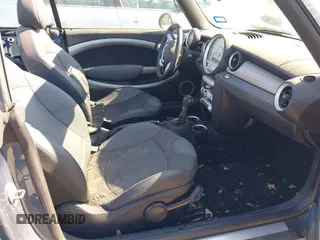 2010 MINI Convertible S с VIN WMWMS3C51ATZ85345, выставлен на аукционе IAAI как лот 41472622 с пробегом 136 061 миль миль и . История ставок и продаж доступна на DreamBid. Изображение 5.
