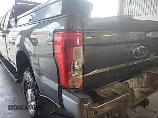 2019 Ford F-250 XL z VIN 1FT7W2BT5KEC22832, wystawiony jako IAAI lot #42836522 z przebiegiem 150 547 mil mil oraz . Historia ofert i sprzedaży dostępna na DreamBid. Obrazek 4.
