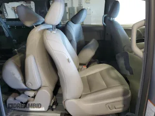 2018 Toyota Sienna XLE z VIN 5TDDZ3DC1JS190712, wystawiony jako Copart lot #62282255 z przebiegiem 63 438 mil mil oraz Szkoda całkowita • Salvage title. Historia ofert i sprzedaży dostępna na DreamBid. Obrazek 11.