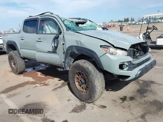 2023 Toyota Tacoma SR z VIN 3TMCZ5AN0PM614404, wystawiony jako IAAI lot #42002507 z przebiegiem 18 172 mil mil oraz . Historia ofert i sprzedaży dostępna na DreamBid. Obrazek 1.