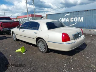 2003 Lincoln Town Car Cartier z VIN 1LNHM83W23Y602163, wystawiony jako IAAI lot #42250167 z przebiegiem 195 158 mil mil oraz . Historia ofert i sprzedaży dostępna na DreamBid. Obrazek 3.