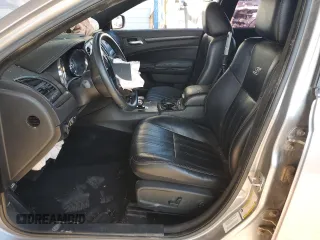 2013 Chrysler 300 S z VIN 2C3CCABG3DH587966, wystawiony jako Copart lot #61440645 z przebiegiem 167 547 mil mil oraz Czysty tytuł • Clean title. Historia ofert i sprzedaży dostępna na DreamBid. Obrazek 7.