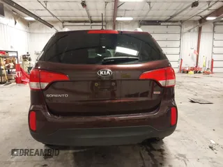 2014 Kia Sorento LX z VIN 5XYKTCA67EG541133, wystawiony jako IAAI lot #42335504 z przebiegiem 83 584 mil mil oraz . Historia ofert i sprzedaży dostępna na DreamBid. Obrazek 17.