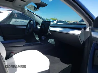 2024 Tesla Model Y Long Range z VIN 7SAYGDEE0RF128802, wystawiony jako IAAI lot #42128685 z przebiegiem 15 713 mil mil oraz . Historia ofert i sprzedaży dostępna na DreamBid. Obrazek 5.