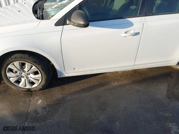 2015 Chevrolet Cruze LS with VIN 1G1PA5SH8F7280481, listed as a IAAI auction lot 41666348 with 86,584 mi miles. Bid and sale history available at carsss.com. Image 6.
