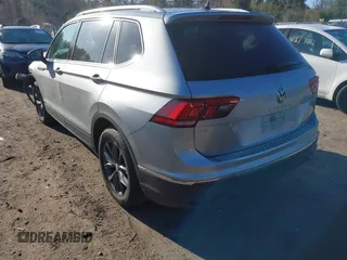 2023 Volkswagen Tiguan SE z VIN 3VVMB7AX4PM128007, wystawiony jako IAAI lot #42069544 z przebiegiem 19 994 mil mil oraz . Historia ofert i sprzedaży dostępna na DreamBid. Obrazek 3.