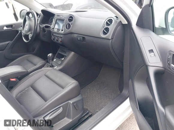 2016 Volkswagen Tiguan SE z VIN WVGBV7AX4GW508103, wystawiony jako IAAI lot #42473754 z przebiegiem 104 978 mil mil oraz . Historia ofert i sprzedaży dostępna na DreamBid. Obrazek 5.