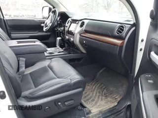 2019 Toyota Tundra SR5 z VIN 5TFHY5F17KX797348, wystawiony jako IAAI lot #41905558 z przebiegiem Nie podano mil oraz . Historia ofert i sprzedaży dostępna na DreamBid. Obrazek 5.