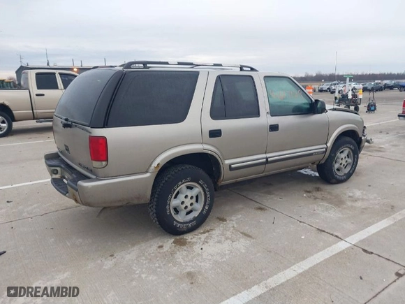 2000 Chevrolet Blazer LT with VIN 1GNDT13W3Y2367500, listed as a IAAI auction lot 41617129 with 205,794 mi miles. Bid and sale history available at carsss.com. Image 4.