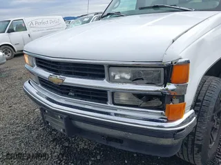 1997 Chevrolet Tahoe with VIN 1GNEK13R7VJ324524, listed as a IAAI auction lot 41623104 with 268,178 mi miles. Bid and sale history available at carsss.com. Image 6.