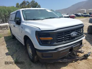 2024 Ford F-150 XL z VIN 1FTMF1KP0RKD98764, wystawiony jako IAAI lot #42401429 z przebiegiem 14 693 mil mil oraz . Historia ofert i sprzedaży dostępna na DreamBid. Obrazek 1.