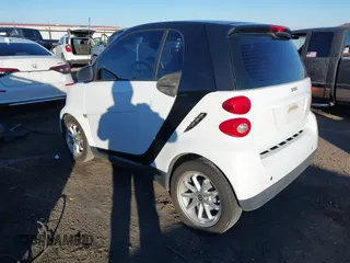 2009 Smart fortwo Pure z VIN WMEEJ31X99K292492, wystawiony jako IAAI lot #41029051 z przebiegiem 57 741 mil mil oraz . Historia ofert i sprzedaży dostępna na DreamBid. Obrazek 3.