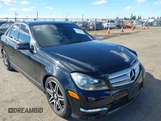 2013 Mercedes-Benz C 250 Sport z VIN WDDGF4HB4DR265408, wystawiony jako IAAI lot #41719308 z przebiegiem 71 682 mil mil oraz . Historia ofert i sprzedaży dostępna na DreamBid. Obrazek 1.