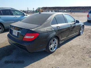 2013 Mercedes-Benz C 250 Sport z VIN WDDGF4HB9DR274623, wystawiony jako IAAI lot #42454520 z przebiegiem 142 991 mil mil oraz . Historia ofert i sprzedaży dostępna na DreamBid. Obrazek 4.