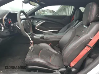 2023 Chevrolet Camaro ZL1 z VIN 1G1FK1R64P0104947, wystawiony jako Copart lot #56560435 z przebiegiem 17 503 mil mil oraz Szkody całkowita. Historia ofert i sprzedaży dostępna na DreamBid. Obrazek 7.