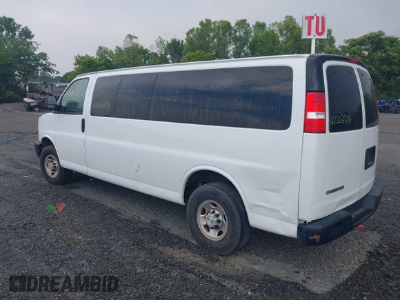 2020 Chevrolet Express Passenger LS z VIN 1GAZGNFP7L1212812, wystawiony jako IAAI lot #42263328 z przebiegiem 350 936 mil mil oraz . Historia ofert i sprzedaży dostępna na DreamBid. Obrazek 3.