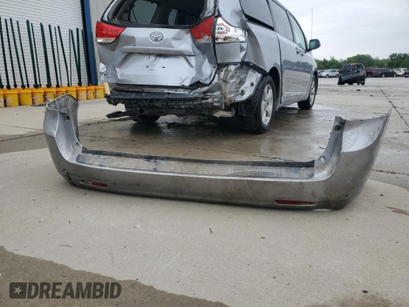 2012 Toyota Sienna LE AAS z VIN 5TDKK3DC0CS222967, wystawiony jako Copart lot #58044405 z przebiegiem 219 970 mil mil oraz Szkoda całkowita • Salvage title. Historia ofert i sprzedaży dostępna na DreamBid. Obrazek 13.