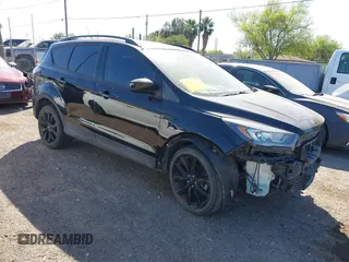 2018 Ford Escape SE z VIN 1FMCU9GD3JUC75754, wystawiony jako IAAI lot #41761965 z przebiegiem 101 771 mil mil oraz . Historia ofert i sprzedaży dostępna na DreamBid. Obrazek 1.