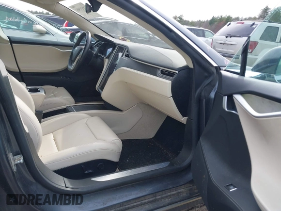 2017 Tesla Model S 100D z VIN 5YJSA1E28HF229836, wystawiony jako IAAI lot #42011901 z przebiegiem 81 012 mil mil oraz . Historia ofert i sprzedaży dostępna na DreamBid. Obrazek 5.