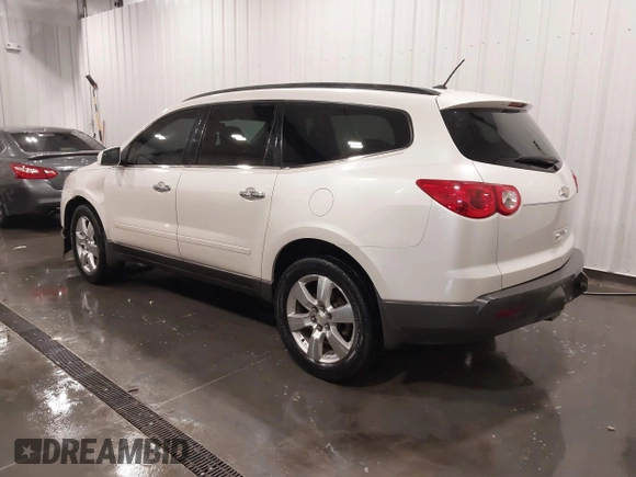2012 Chevrolet Traverse 1LT z VIN 1GNKRGED5CJ410592, wystawiony jako IAAI lot #41714693 z przebiegiem 108 206 mil mil oraz . Historia ofert i sprzedaży dostępna na DreamBid. Obrazek 3.