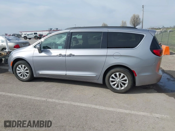 2017 Chrysler Pacifica Touring L z VIN 2C4RC1BG2HR503660, wystawiony jako IAAI lot #41856205 z przebiegiem 78 913 mil mil oraz . Historia ofert i sprzedaży dostępna na DreamBid. Obrazek 14.