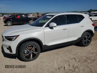 2025 Volvo XC40 Core Bright Theme z VIN YV4L12UJ3S2450867, wystawiony jako Copart lot #82123154 z przebiegiem Nie podano mil oraz Nie do naprawy • Non repairable. Historia ofert i sprzedaży dostępna na DreamBid. Obrazek 1.