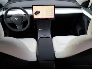 2025 Tesla Model Y Long Range z VIN 7SAYGDED9SF313959, wystawiony jako Copart lot #52823755 z przebiegiem 1 137 mil mil oraz Szkoda całkowita • Salvage title. Historia ofert i sprzedaży dostępna na DreamBid. Obrazek 8.