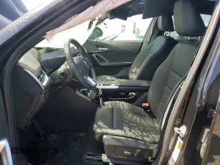 2025 BMW X1 xDrive28i z VIN WBX73EF04S5229221, wystawiony jako Copart lot #56726815 z przebiegiem 1617 mil mil oraz Nie do naprawy. Historia ofert i sprzedaży dostępna na DreamBid. Obrazek 7.