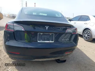 2018 Tesla Model 3 Long Range Battery z VIN 5YJ3E1EB2JF103096, wystawiony jako IAAI lot #42016324 z przebiegiem 143 247 mil mil oraz . Historia ofert i sprzedaży dostępna na DreamBid. Obrazek 17.