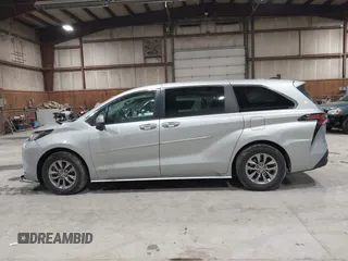 2021 Toyota Sienna XLE with VIN 5TDYRKEC8MS012536, listed as a IAAI auction lot 41690219 with 86,823 mi miles. Bid and sale history available at carsss.com. Image 14.