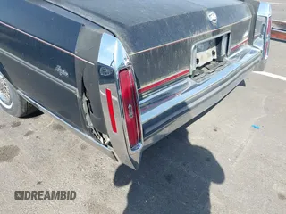 1987 Cadillac Brougham z VIN 1G6DW51Y0H9753376, wystawiony jako IAAI lot #42114437 z przebiegiem 69 484 mil mil oraz . Historia ofert i sprzedaży dostępna na DreamBid. Obrazek 6.