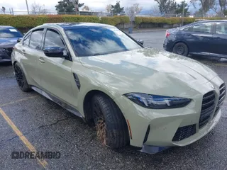 2025 BMW M3 Competition xDrive z VIN WBS33HJ01SFU19999, wystawiony jako IAAI lot #41796099 z przebiegiem 3 827 mil mil oraz . Historia ofert i sprzedaży dostępna na DreamBid. Obrazek 1.