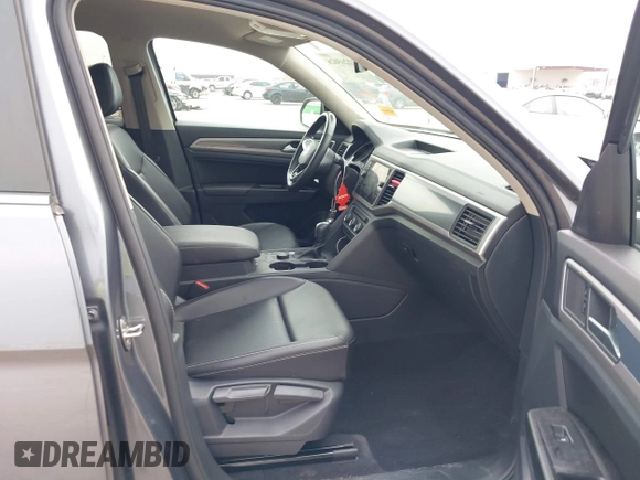 2021 Volkswagen Atlas SE with VIN 1V2NR2CA4MC529207, listed as a IAAI auction lot 42265026 with 53,185 mi miles and . Bid and sale history available at DreamBid. Image 5.