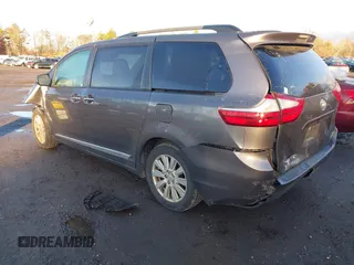 2017 Toyota Sienna XLE z VIN 5TDDZ3DC3HS171329, wystawiony jako IAAI lot #41136030 z przebiegiem 115 990 mil mil oraz . Historia ofert i sprzedaży dostępna na DreamBid. Obrazek 3.