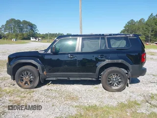 2024 Toyota Land Cruiser z VIN JTEABFAJ2RK013130, wystawiony jako IAAI lot #42002397 z przebiegiem 19 749 mil mil oraz . Historia ofert i sprzedaży dostępna na DreamBid. Obrazek 13.