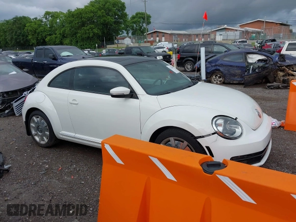 2013 Volkswagen Beetle 2.5L с VIN 3VWJP7AT8DM666427, выставлен на аукционе IAAI как лот 42351089 с пробегом 121 659 миль миль и . История ставок и продаж доступна на DreamBid. Изображение 14.