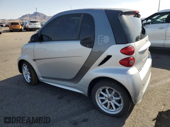 2014 Smart fortwo Passion z VIN WMEEJ9AA4EK787658, wystawiony jako Copart lot #63438465 z przebiegiem Nie podano mil oraz Czysty tytuł • Clean title. Historia ofert i sprzedaży dostępna na DreamBid. Obrazek 2.