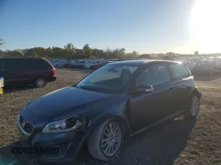 2011 Volvo C30 z VIN YV1672MK2B2238303, wystawiony jako Copart lot #76824794 z przebiegiem 63 574 mil mil oraz Tytuł czysty. Historia ofert i sprzedaży dostępna na DreamBid. Obrazek 1.