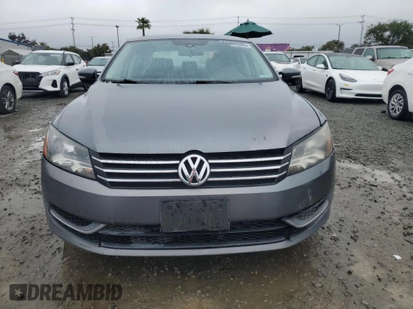 2014 Volkswagen Passat Wolfsburg Edition z VIN 1VWAT7A3XEC040523, wystawiony jako Copart lot #51389985 z przebiegiem 204 473 mil mil oraz Czysty tytuł • Clean title. Historia ofert i sprzedaży dostępna na DreamBid. Obrazek 5.