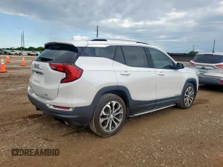 2020 GMC Terrain SLT z VIN 3GKALPEX1LL295440, wystawiony jako Copart lot #56428035 z przebiegiem 132 303 mil mil oraz Czysty tytuł • Clean title. Historia ofert i sprzedaży dostępna na DreamBid. Obrazek 3.