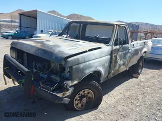 1990 Ford F-250 HD with VIN 1FTHF26G2LPA27276, listed as a IAAI auction lot 40243327 with 1 mi miles. Bid and sale history available at carsss.com. Image 2.