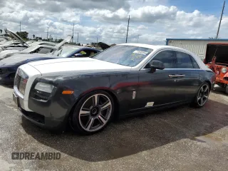 2013 Rolls-Royce Ghost z VIN SCA664S59DUX51984, wystawiony jako Copart lot #74546804 z przebiegiem 94 160 mil mil oraz Nie do naprawy. Historia ofert i sprzedaży dostępna na DreamBid. Obrazek 1.