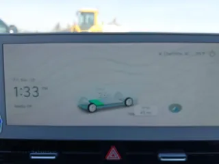 2024 Hyundai Ioniq 5 SE z VIN KM8KM4DE8RU300381, wystawiony jako IAAI lot #41907767 z przebiegiem 17 452 mil mil oraz . Historia ofert i sprzedaży dostępna na DreamBid. Obrazek 18.